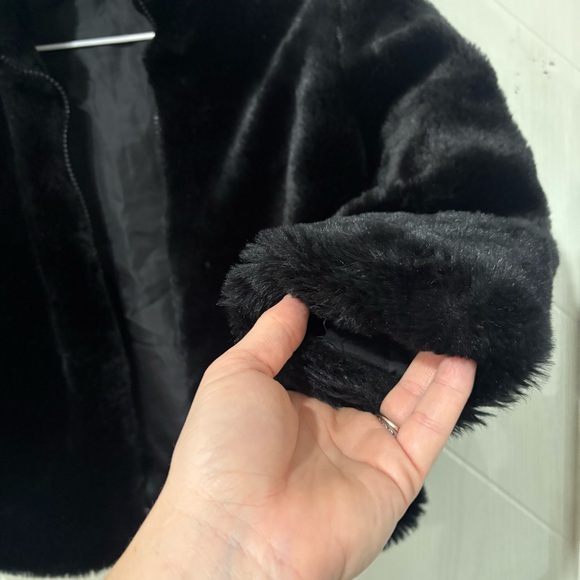 GAP Black Faux Fur Coat Girls 5/6 / Luxury/ Party/Glam - Picture 4 of 7